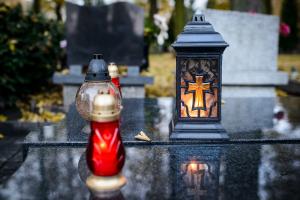 Lampade e luci votive presso il cimitero